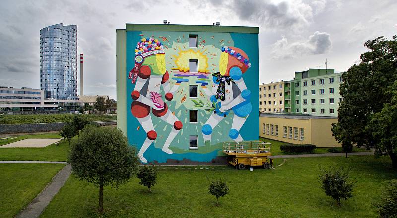 Street art festival v Olomouci 2019. Street art festival v Olomouci 2019. Koctel Kahoolawe (Španělsko) a jeho mural na zdi VŠ kolejí v Olomouci