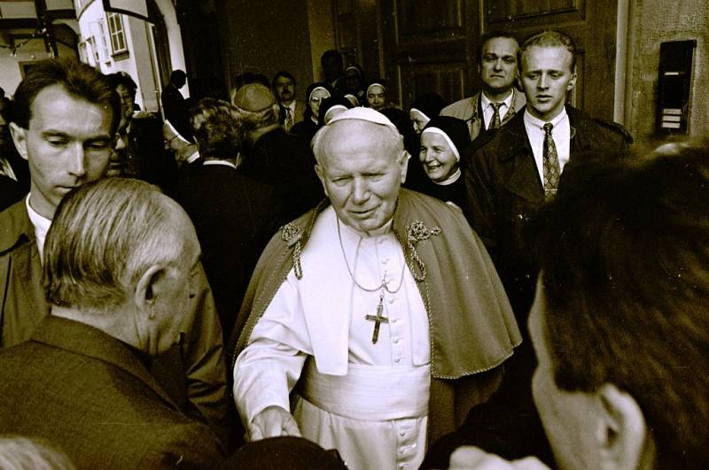Papež Jan Pavel II. vychází z Arcibiskupského paláce, kde byl během své návštěvy Olomouc ubytovaný