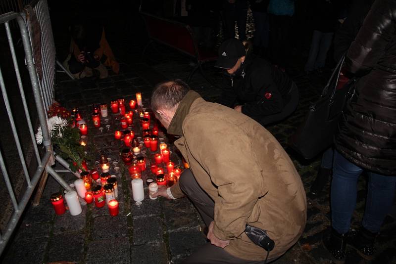 Pietní akt za oběti pařížského masakru v Olomouci.