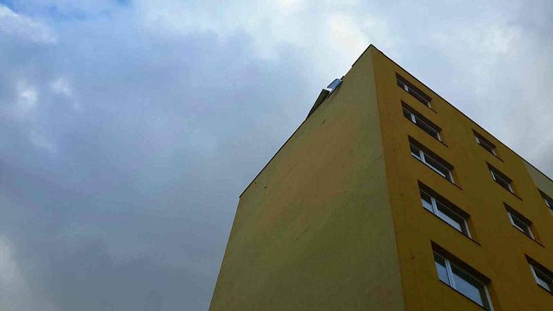 Uvolněné plechy na střeše paneláku ohrožovaly také chodce na Palackého ulici v Přerově.
