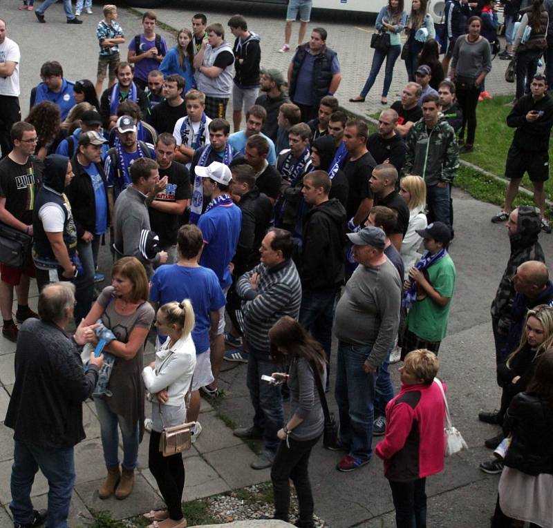 Fanoušci na hráče čekali před stadionem, diskutovali i s trenérem. 