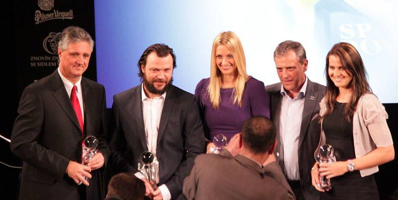 Jaroslav Navrátil, Tomáš Ujfaluši, Petra Kvitová, hejtman Jiří Rozbořil a Lucie Šafářová. Vyhlášení Sportovce Olomouckého kraje za rok 2014 v Městském divadle v Prostějově