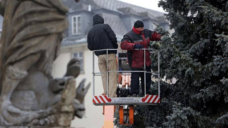 Odstrojování vánočního stromu v Olomouci