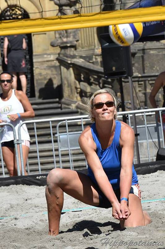 Beach-volejbalová show olomouckých a šternberských volejbalistek na olomouckém Horním náměstí