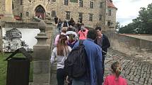 Hrad Bouzov opět dobývají turisté. V rouškách a s rozestupy. (6.června 2020)