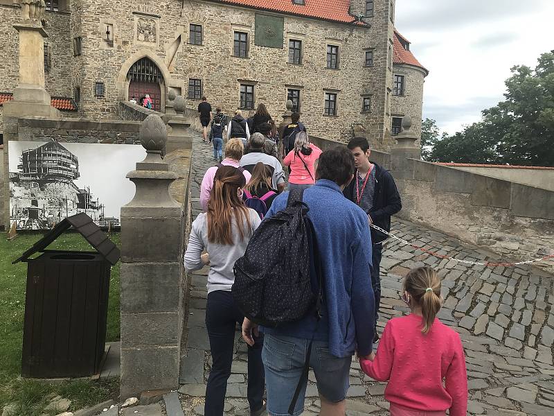 Hrad Bouzov opět dobývají turisté. V rouškách a s rozestupy. (6.června 2020)