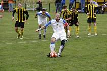 Fotbalisté Nových Sadů (ve žluto-černém) porazili Přerov 4:1.