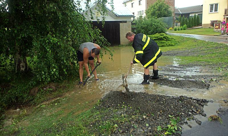 Vilémov - odstraňování naplavenin. Následky bouřky 1.7.2019