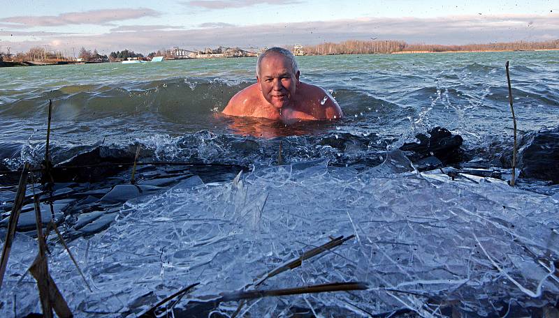 Otužilec Miloš Páč trénuje na pískovně Náklo. Voda 2°C, vzduch 5°C, silný vítr