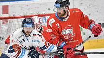 Předkolo play off hokejové extraligy - 4. zápas: HC Olomouc - HC Vítkovice Ridera, 15. března 2022 v Olomouci. (zleva) Rastislav Dej z Vítkovic a David Škůrek z Olomouce.