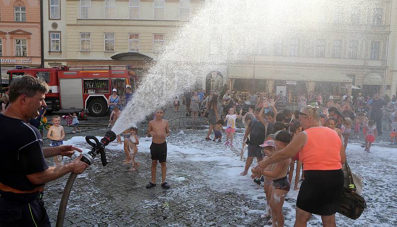 Tradiční loučení s prázdninami na Horním náměstí v Olomouci za asistence dobrovolných hasičů.