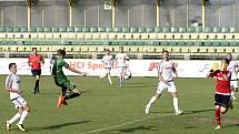 Fotbalisté 1. HFK Olomouc (v bílém) prohráli s Petřkovicemi 0:2