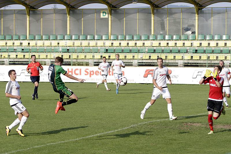 Fotbalisté 1. HFK Olomouc (v bílém) prohráli s Petřkovicemi 0:2