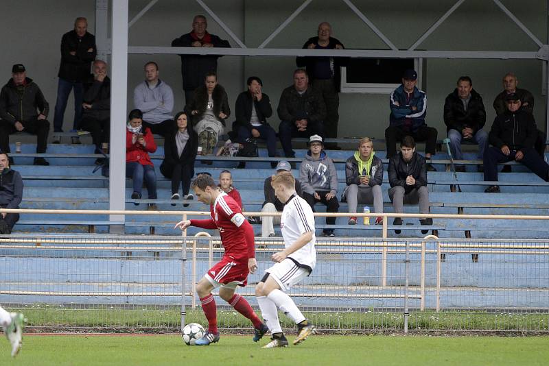 Fotbalisté Uničova porazili 1. HFK Olomouc (v bílém) 3:1