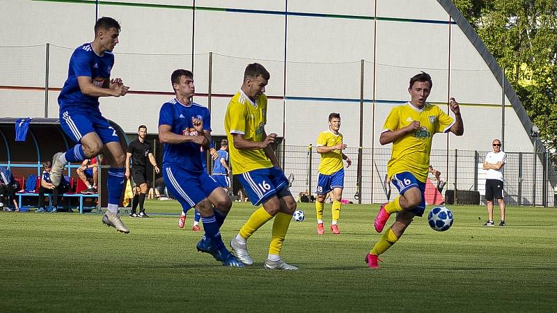 Béčko Sigmy Olomouc (v modrém) v přípravě porazilo Šumperk 4:0.