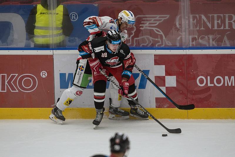 Hokejisté HC Olomouc (v černém) proti HC Dynamo Pardubice (1:2).