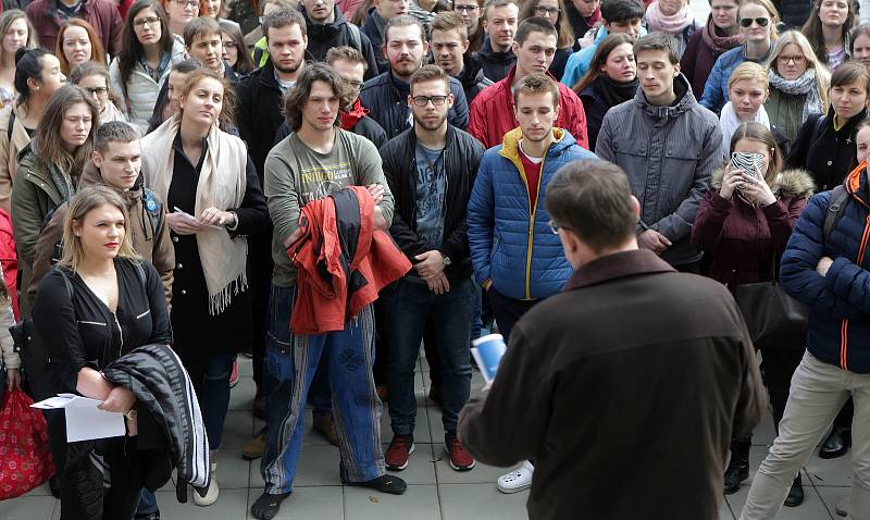 Protest studentů před Teoretickými ústavy lékařské fakulty v Olomouci. 15. března 2018