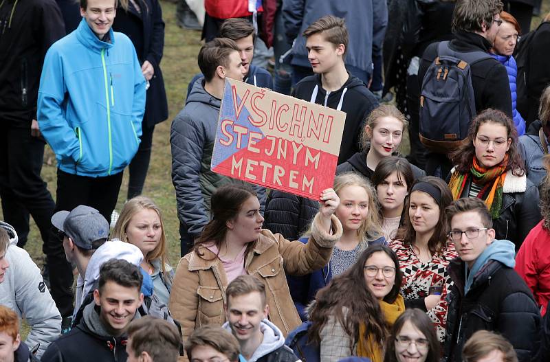 Protest studentů UP a středních škol na Žižkově náměstí v Olomouci