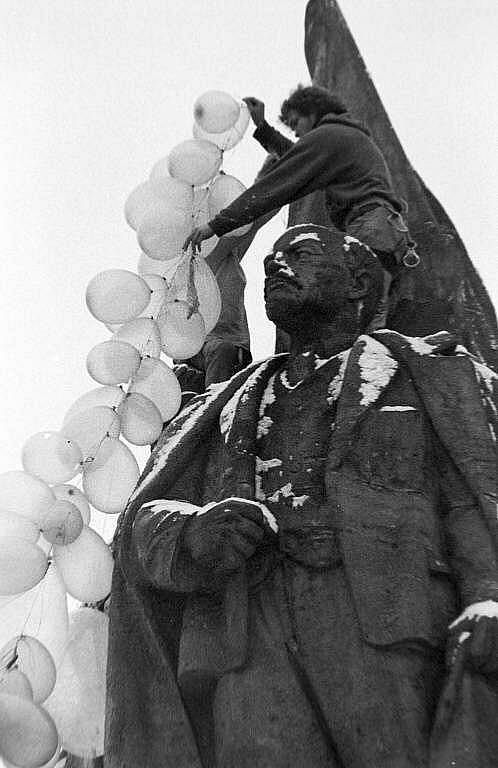 Příprava na odlet olomouckého pomníku Stalina a Lenina do teplých krajin 