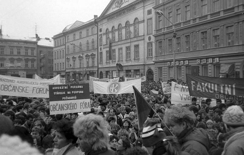 Shromáždění na Horním náměstí (tehdejší náměstí Míru)