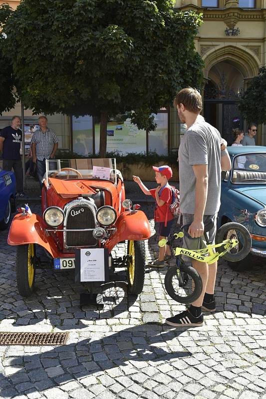 Ecce Homo Historic. Slavnosti města a přehlídka historických vozidel a motocyklů na Hlavním náměstí ve Šternberku, 5. 9. 2020