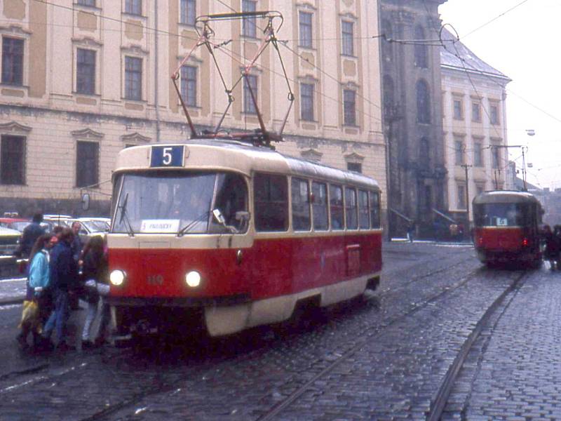 Historický snímek: "pětka" na začátku 90. let na náměstí Republiky 