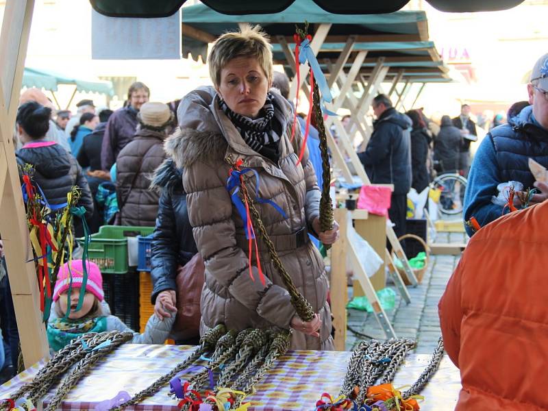 Na farmářském trhu si lidé mohli koupit kraslice, velikonoční dekorace i spoustu dobrot