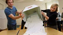 Počítání hlasů ve volební místnosti na ZŠ Svornosti v Olomouci