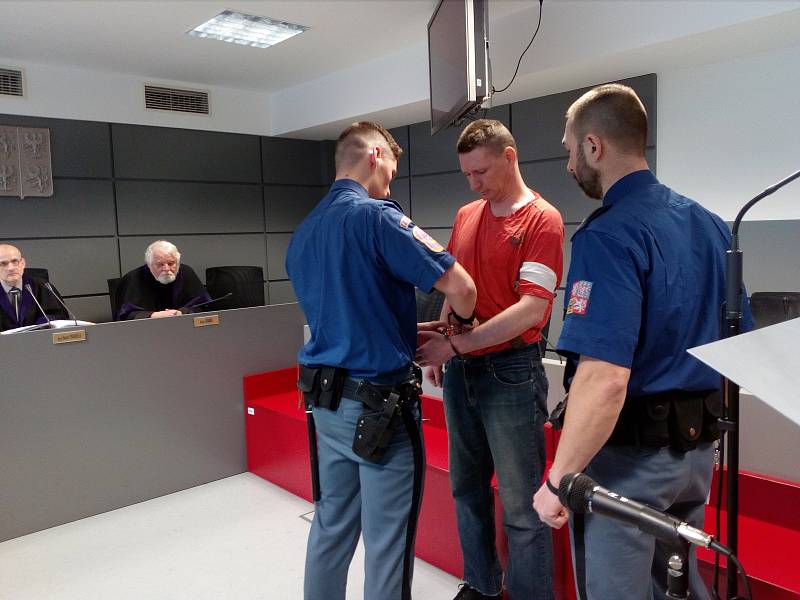 Obžalovaný René B. je zatím ve vazbě, ve čtvrtek proto ke Krajskému soudu v Olomouci dorazil v poutech za doprovodu policejní eskorty.