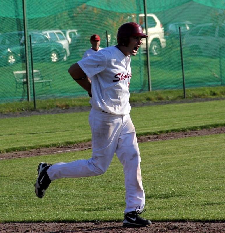 Olomoučtí baseballisté (v bílém) porazili v baráži Hlubokou nad Vltavou 3:1 na zápasy a zachránili se v extralize.