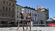 Beach-volejbalová show olomouckých a šternberských volejbalistek na olomouckém Horním náměstí