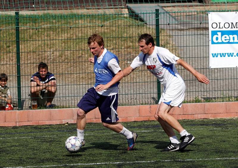 Chelsea Cup 2014 ovládli hráči FC Holice (v bílém).