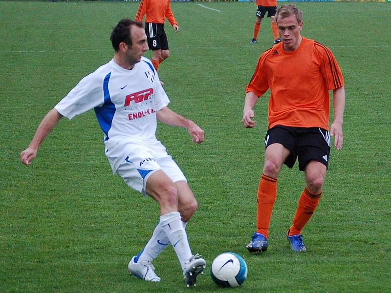 Záložník HFK Olomouc Peter Krutý si chystá míč.