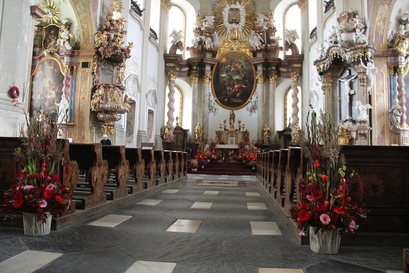 Kostel Panny Marie Sněžné v Olomouci s květinovou výzdobou