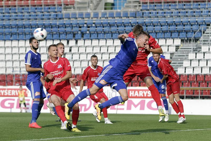 Olomoučtí fotbalisté (v modrém) porazili v přípravě Bielsko-Biala 3:1  Jan Štěrba (uprostřed v modrém)