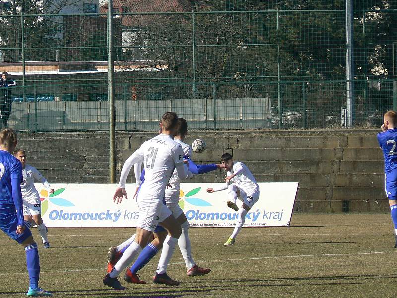 Rezerva olomoucké Sigmy (v modrém) porazila při své domácí jarní premiéře béčko Slovácka v poměru 3:1.