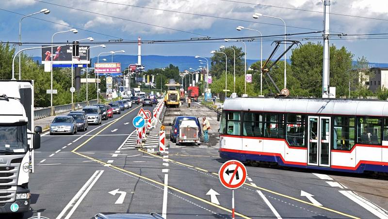 Oprava na Velkomoravské komplikuje dopravu.