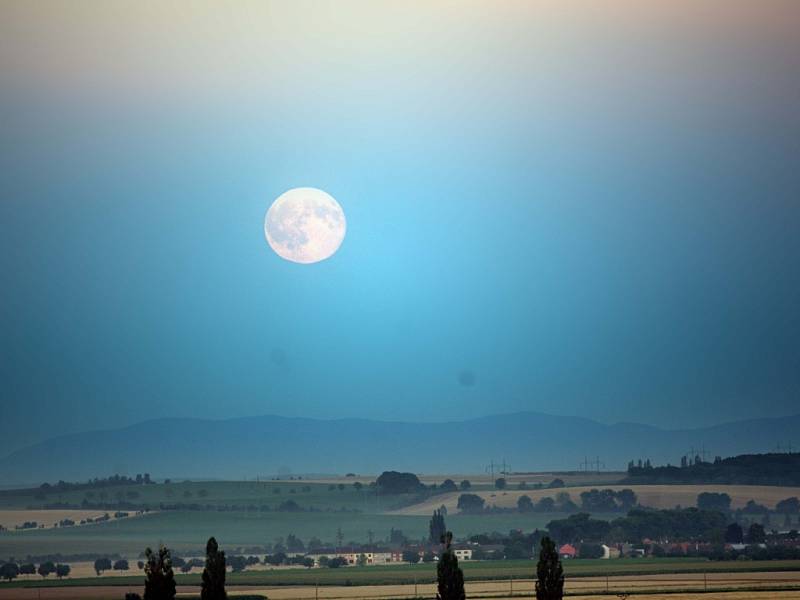 Tzv. modrý Měsíc – druhý úplněk v kalendářním měsíci nad Hanou