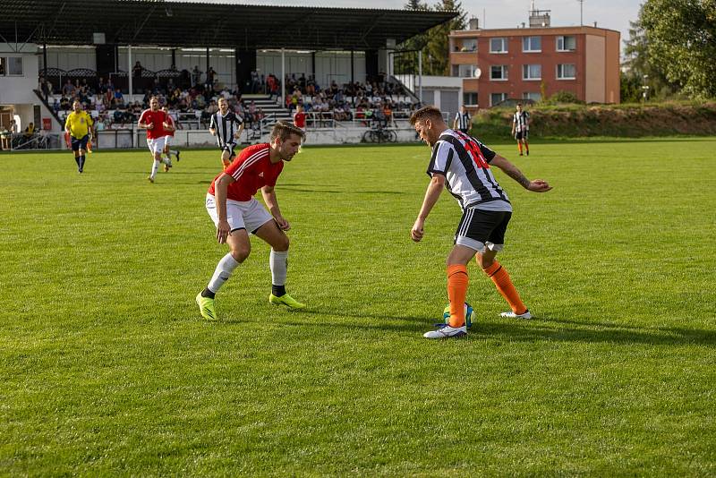 Fotbalisté Hodolan (v pruhované) porazili Červenku 5:1