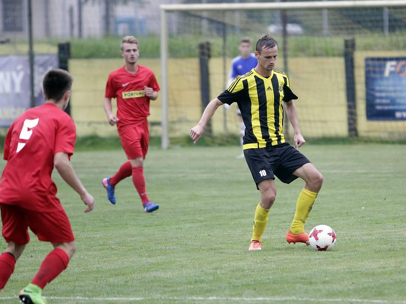 Fotbalisté Nových Sadů (v černožlutém) porazili Brumov 4:0David Škoda (u míče)