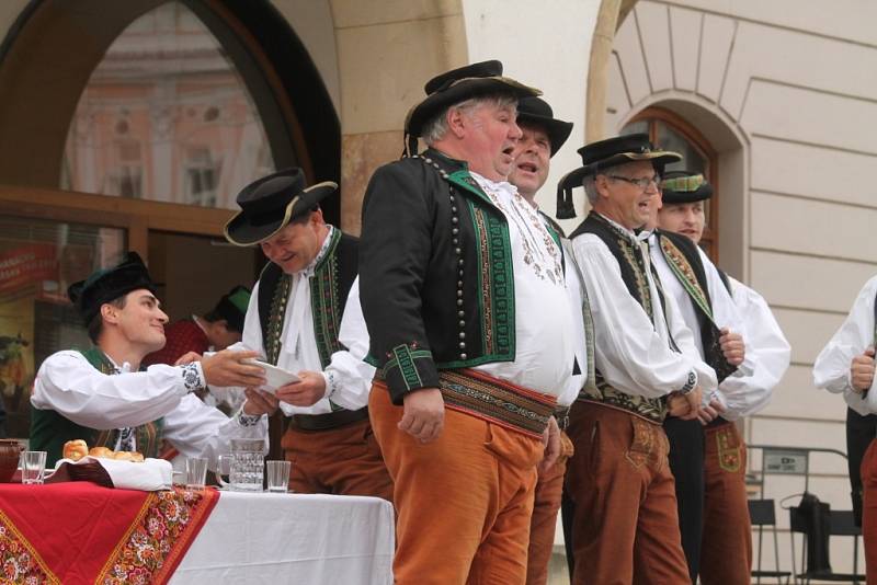 Hanácká svatba na Horním náměstí v Olomouci v podání členů folklorních souborů Klas z Kralic na Hané, Hané a Mladé Hané z Velké Bystřice a také z Hanáckého mužského sboru Rovina.