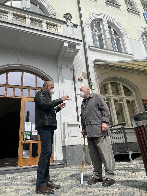 V Záložně vzniká Muzeum harmonik. Na snímku Jiří Sedláček s místostarostou města Lubomírem Brozou, 29. dubna 2021