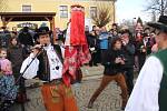 Soubor Haná v sobotu ve Velké Bystřici na Olomoucku uspořádal tradiční masopust se zabijačkou.