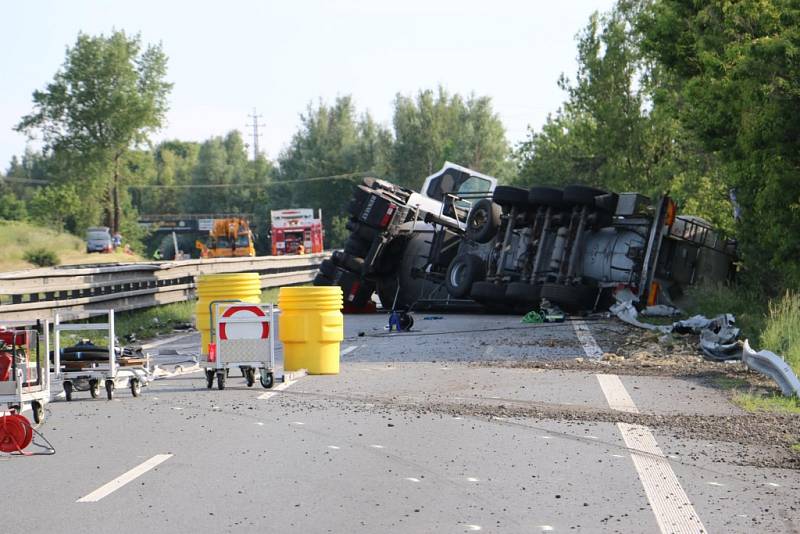 Dopravní nehoda cisternového vozidla s nebezpečnou látkou - D46, Držovice