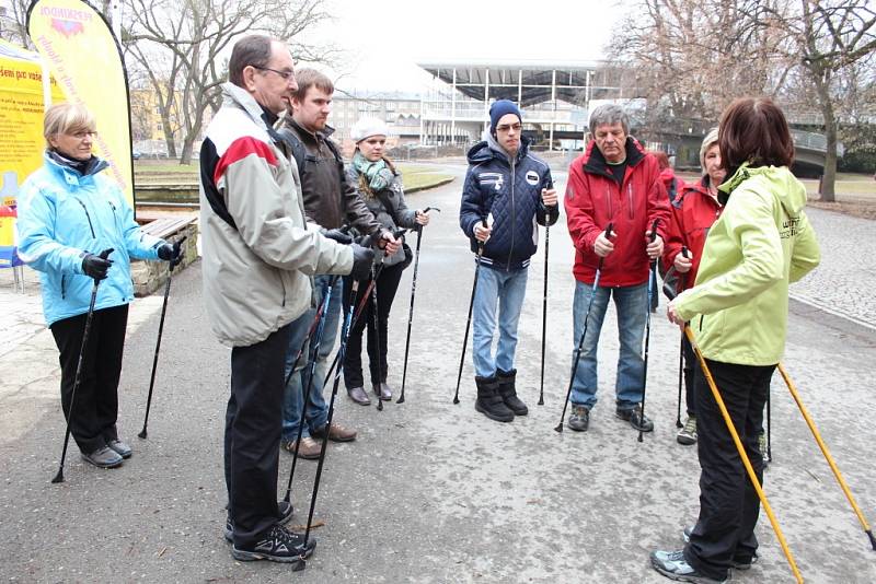 Chůzi s holemi pod dohledem instruktora si mohli vyzkoušet všichni ti, kteří v sobotu zamířili na olomoucké Výstaviště Flora, k pavilonu E.