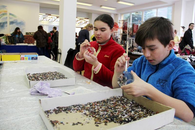 Tradiční prodejní výstavu minerálů a šperků Mineral Expo hostí o víkendu Střední škola polytechnická v Olomouci. Pořadatelé zvou všechny malé i velké příznivce přírodních kamenů, fosílií, šperků a dekorací z nich.