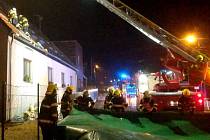 Hasiči zasahují u požáru azylového domu v Dalově u Šternberka