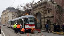 Odstraňování následků nehody tramvají, která se stala na olomoucké křižovatce u Drápala 