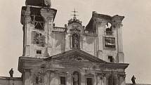 Ostřelováním poškozená bazilika na Sv. Kopečku. 8. května 1945