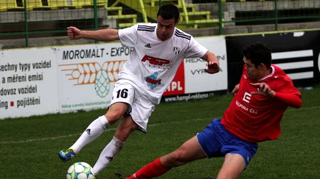 Fotbalisté Holice (v bílém) porazili Třebíč 1:0.